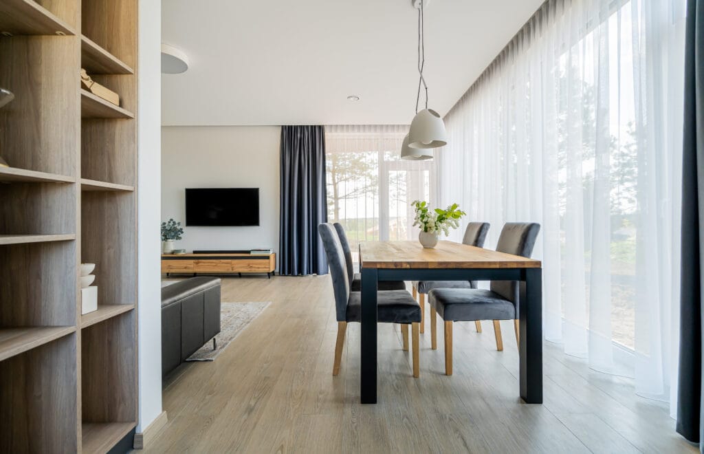 namo_interjeras_utenoje_svetaine_valgomasis