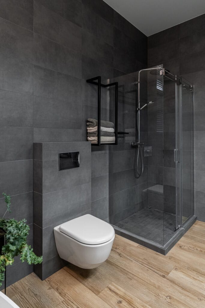 vonios_interjeras_dusas_pilkos_plyteles