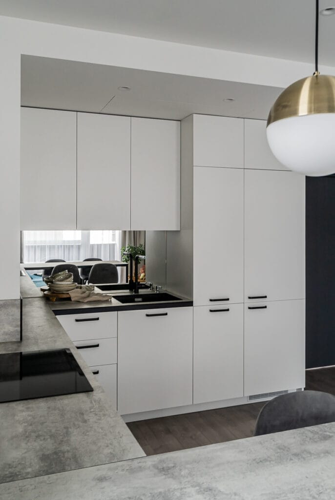 01_interjeras_virtuve_veidrodis_balta