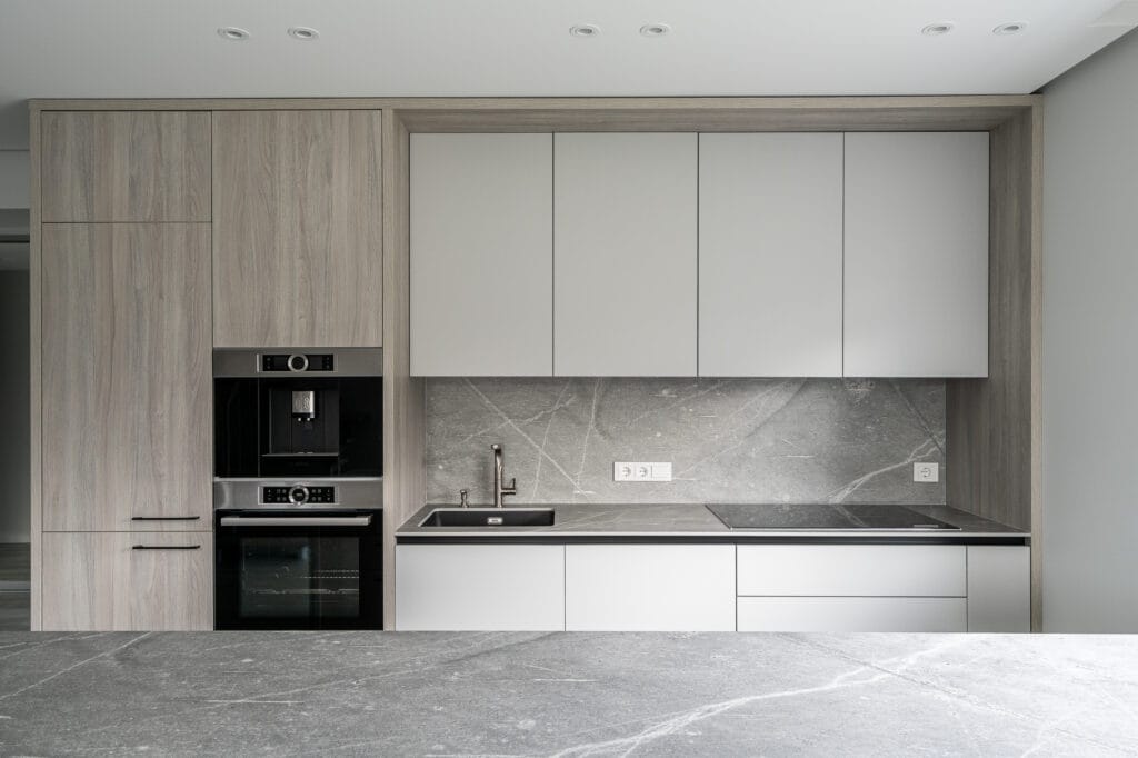 01_studija_baltas_namas_indre_rozeniene__virtuves_sala_sviesi_virtuve_anuksciai