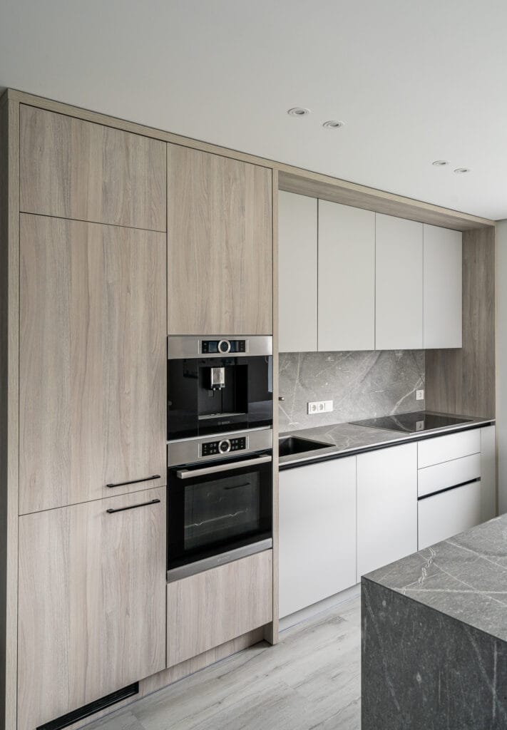 02_studija_baltas_namas_interjeras_medzio_virtuve