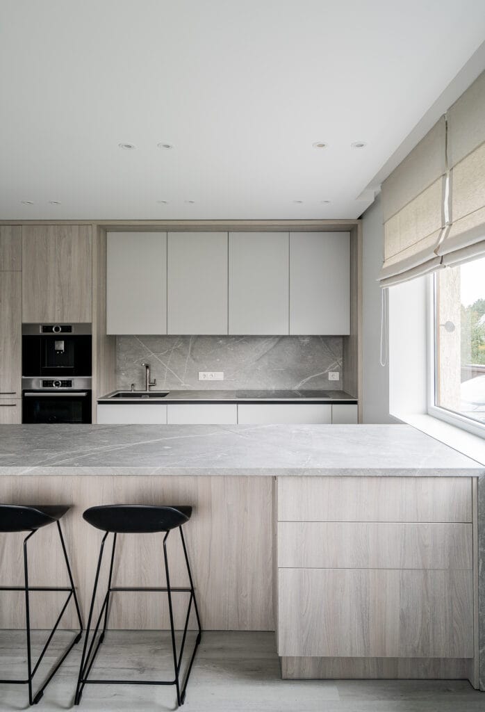03_studija_baltas_namas_virtuves_projektas_pilkas_stalvirsis