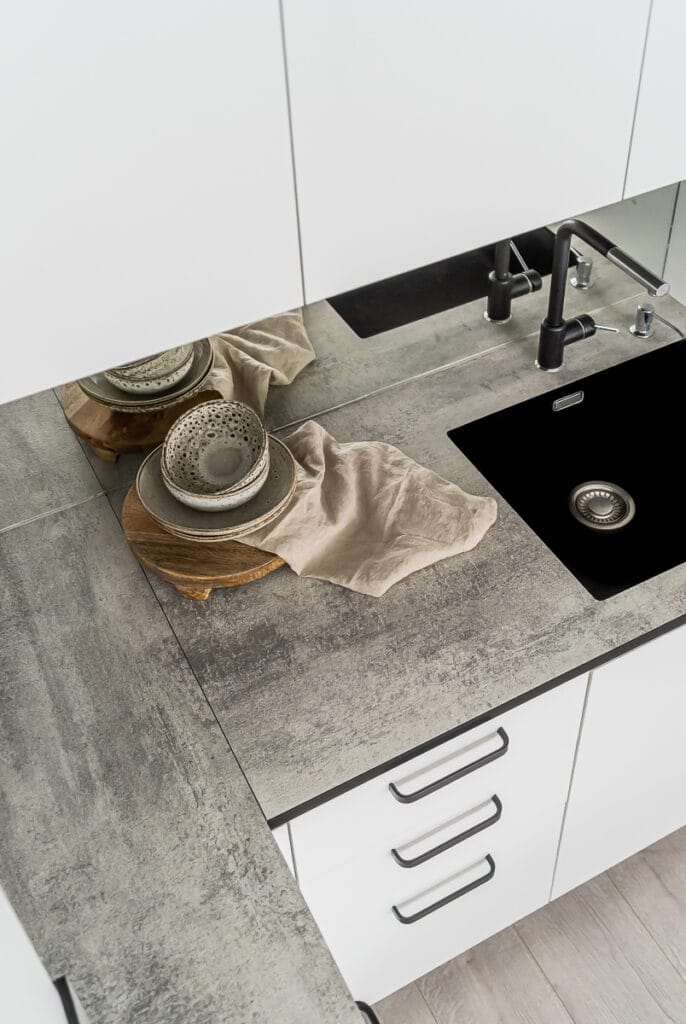 04_interjeras_virtuve_stalvirsis_pilkas