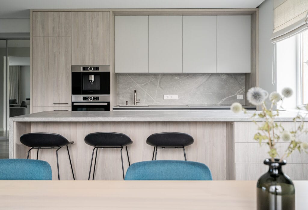 05_studija_baltas_namas_vietuves_sala_sviesios_spalvos