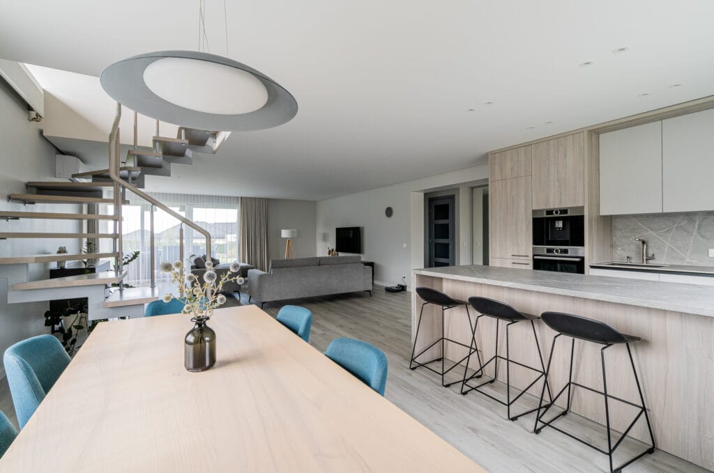 06_studija_baltas_namas_valgomasis_sala_virtuve_bendroje_erdveje_svetaine