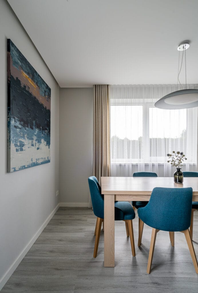 08_studija_baltas_namas_valgomojo_stalas_melynos_kedes