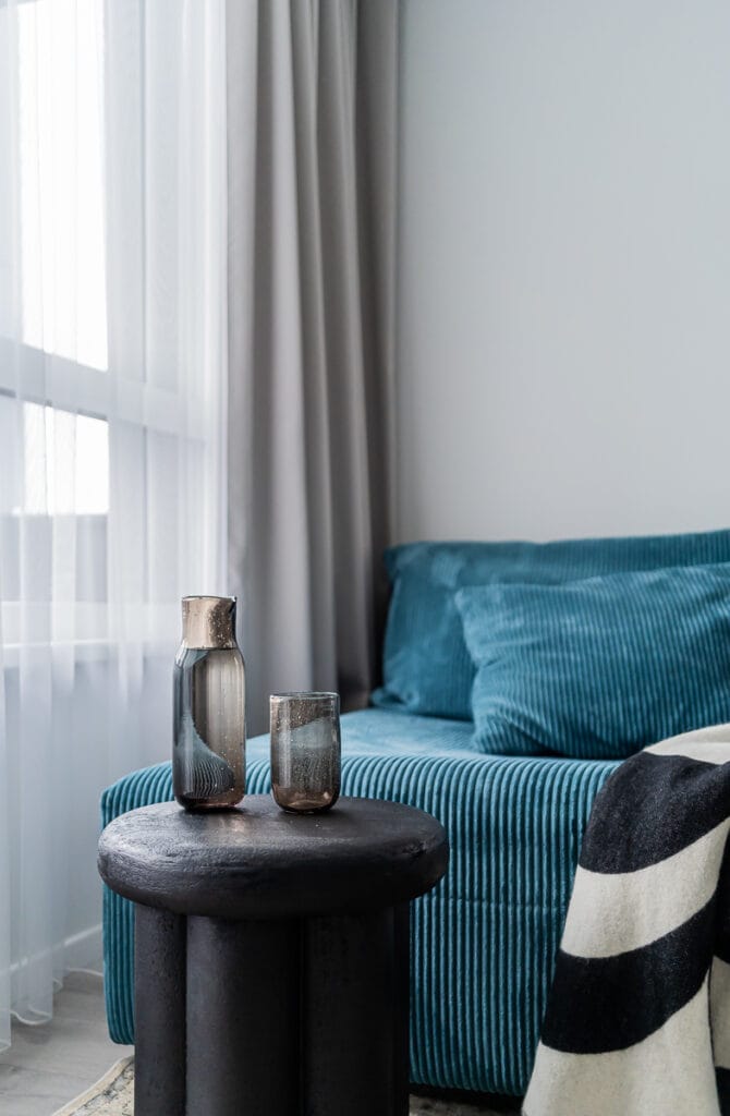 09_interjeras_svetaine_melyna_sofa