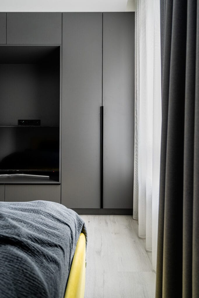 09_studija_batas_namas_miegamojo_spinta_juoda_geltona_lova