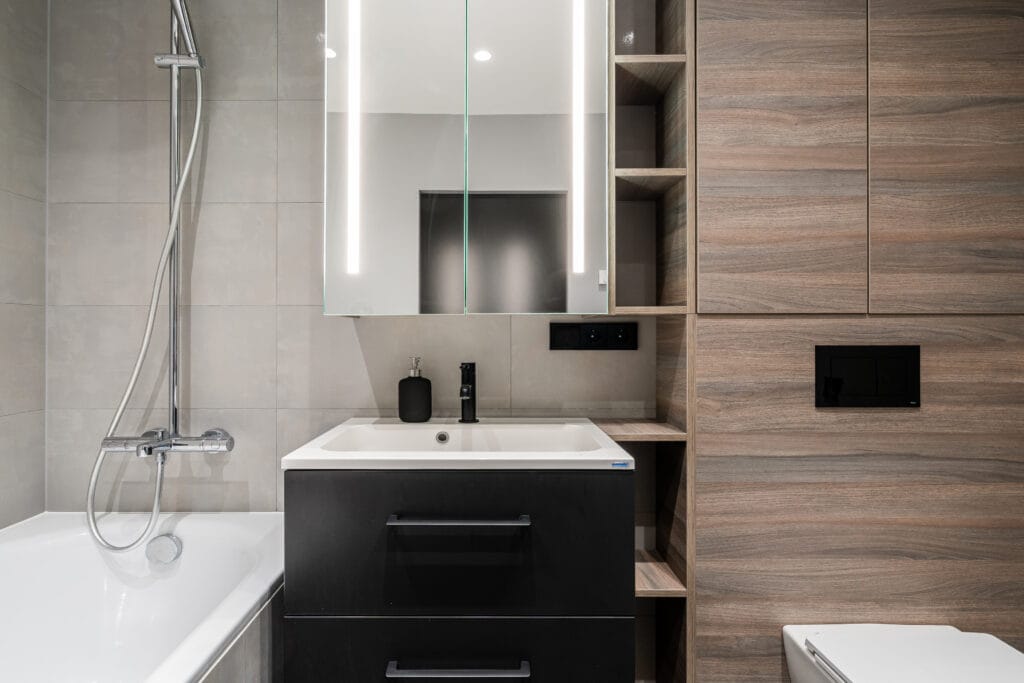 11_studija_baltas_namas_vonios_plyteles_baltos_medis_vonioje