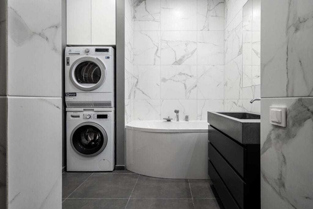 13_modernus_interjeras_juoda_balta_vonios_kambarys