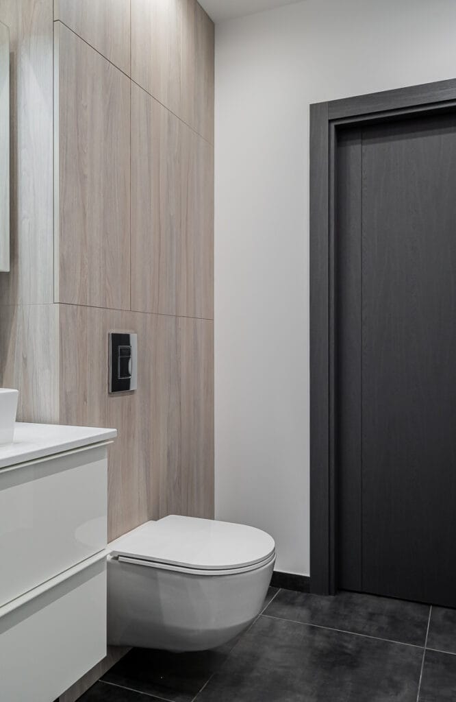 18_interjeras_vonia_medis_sienos