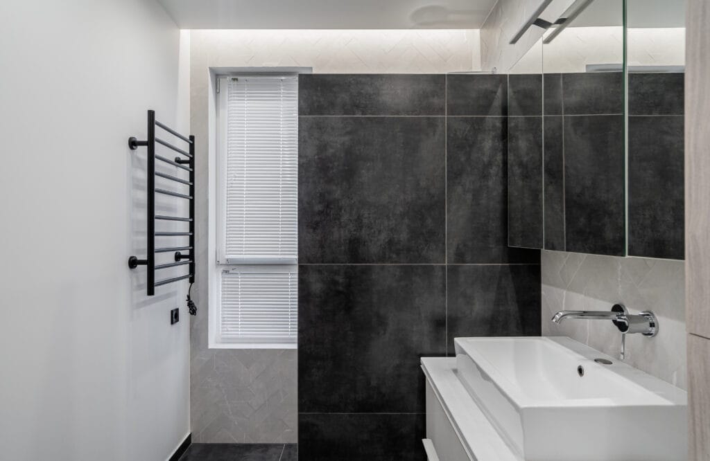 23_mazo_buto_interjeras_vonios_kambarys